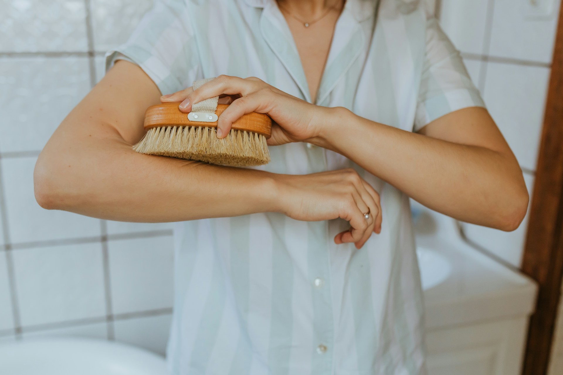 How to Dry Brush Your Body: Benefits, Routine, and Beginner Tips